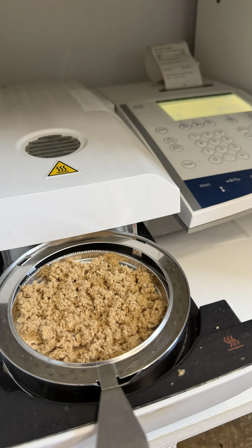 Measuring raw material moisture during drying